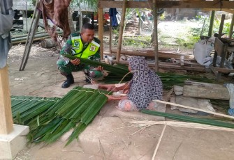 Babinsa saat Membantu Pengembangan Usaha Penrajin Pembuatan Atap Daun