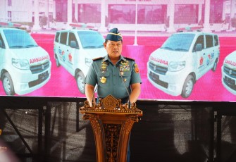 Panglima TNI Laksamana TNI Yudo Margono, S.E., M.M., saat menerima hibah 6 unit kendaraan ambulance  dari Bank Rakyat Indonesia (BRI) di Plaza Mabes TNI, Cilangkap, Jakarta Timur, Jumat (8/9/2023).