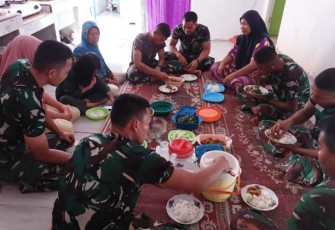 Keakraban Satgas TMMD dengan warga saat makan bersama