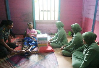 Kodim 1001/HSU-BLG saat Berbagi ke Warakawuri