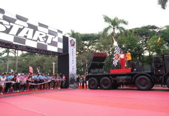 Panglima TNI Laksamana TNI Yudo Margono, S.E., M.M., saat melepas lari 21 Km, di atas kendaraan RM 70 Grad (Roket Marinir) dalam rangkaian kegiatan memeriahkan HUT ke 78 TNI di Monas, Jakarta Pusat. Minggu (24/9/2023).