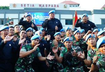 Panglima TNI Laksamana TNI Yudo Margono, S.E., M.M., dihadapan ratusan Prajurit Paspampres saat menerima Pembaretan dan Penyematan Brevet Setya Waspada di Mako Paspampres Tanah Abang II, Jakarta Pusat, Senin (7/8/2023).