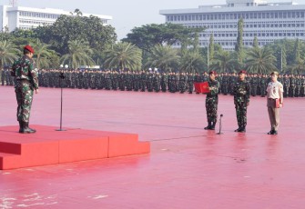 Komandan Komando Operasi Khusus TNI Mayor Jenderal TNI Joko P. Putranto, M.Sc. selaku Inspektur upacara pada Upacara Tujuh Belasan dilapangan Plaza Soedirman Markas Besar TNI Cilangkap, Jakarta Timur, Jumat (17/3/2023).