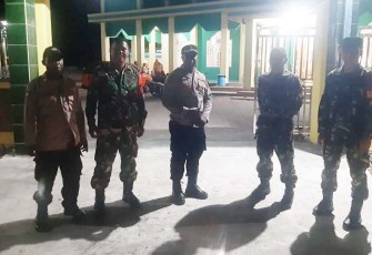Babinsa 1710-07/Mapurujaya saat Amankan Kegiatan Shalat Tarawih di Wilayah Binaan   