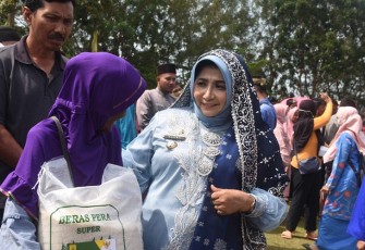 Wako Rahma saat Bagikan Beras Untuk Kaum Duafa 