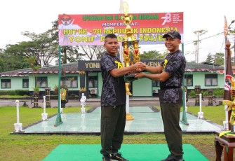 Penyerahan trophy 