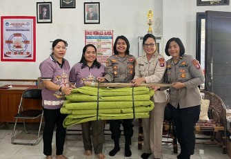 Ditreskrimsus Polda Kalteng Salurkan Bansos di GKE Palangka Raya