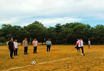Bupati Bintan Roby Kurniawan saat tendang bola tanda dibukanya turnament