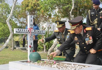  Kapolda Kalteng Bersama Forkopimda Tabur Bunga di Taman Makam Pahlawan Sanaman Lampang
