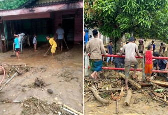 Warga membersihkan lumpur yang menggenangi rumahnya sisa banjir yang terjadi pada Jumat ( 10/11) di Kabupaten Aceh Tenggara.