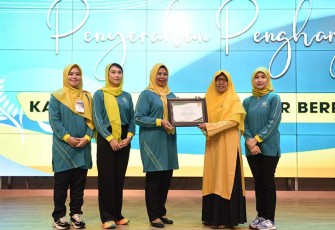 Dewi Ansar saat serahkan penghargaan