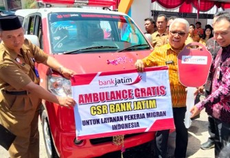 Bank Jatim saat Serahkan CSR Ambulans dan Fasilitasi Transaksi Keuangan di LN
