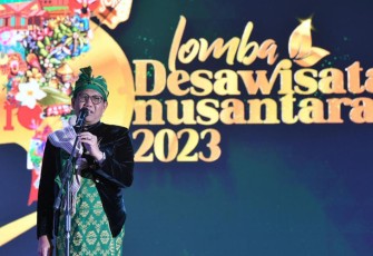 Mendes PDTT Abdul Halim Iskandar saat memberikan penghargaan dan hadiah kepada desa yang masuk 15 besar dalam dua kategori Lomba Desa Wisata Nusantara (LDWN) 2023.