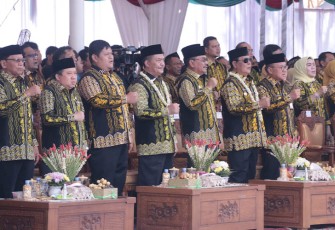 Kepala BSKDN Kemendagri Yusharto Huntoyungo (empat dari kiri) dalam acara Puncak Peringatan Hari Jadi Ke- 58 Kabupaten Tabalong yang berlangsung di Halaman Pendopo Bersinar pada Jumat, 8 Desember 2023.