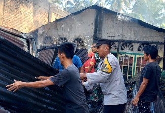 Personel Polsek Kinali saat membantu pemadaman 