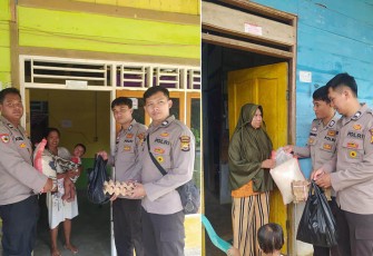 Anggota Polres Mukomuko saat Salurkan 10 Paket Sembako ke Warga Kurang Mampu