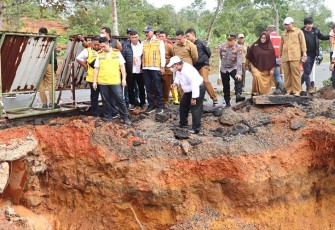 Sekda Bintan dan Kepala Balai PJN saat Tinjau Kerusakan Jalan Lintas Wacopek