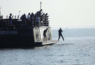Latihan Search and Rescue di Selat Sele