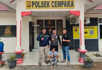 Tersangka (jongkok diborgol) saat diamankan