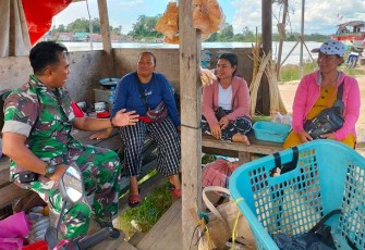 Babinsa Koramil Sepang saat Komsos Dengan Warga Binaan 
