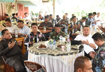 Bupati Tapanuli Selatan (Tapsel) H Dolly Pasaribu menghadiri acara Halal Bi Halal yang bertemakan “Meneladani Akhlak Rasulullah SAW Dalam Menjaga Silaturahmi Meningkatkan Kebersamaan” yang diadakan oleh Ikatan Pemuda Karya (IPK) Kabupaten Tapanuli Selatan di Cafe D'raz, Jalan Kenanga, Kota Padang Sidempuan, Rabu (3/5).