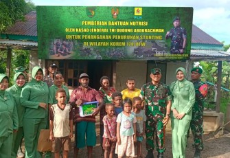 Danrem Merauke saat Bagikan Tambahan Gizi Bagi Anak Stunting