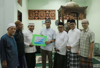 Pj Wali Kota Payakumbuh, Rida Ananda menyerahkan dana hibah untuk Masjid Arafah Tj. Gadang Sungai Pinago, Senilai Rp50 juta.