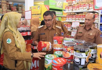  Pj. Wali Kota Payakumbuh bersama Loka POM, Dinas Kesehatan dan Dinas Ketahanan Pangan, sidak ke beberapa tempat perbelanjaan di Kota Payakumbuh.