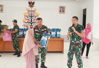 Kodim 1016/Palangka Raya saat Salurkan Zakat Haji Abdul Rasyid Kepada Masyarakat