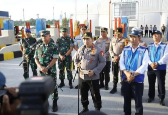 Kapolri Jenderal Listyo Sigit Prabowo di Gerbang Tol Prambanan saat meninjau kesiapan Tol Fungsional Solo-Jogja Kamis, (19/12/2024).
