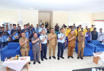Foto bersama dalam kegiatan pemberdayaan Potensi Perbatasan Wilayah Udara (Pottaswilud) di wilayah Binpotdirga Lanud Raja Haji Fisabilillah. Kegiatan dilaksanakan di aula Kelurahan Batu IX, Senin (10/6).