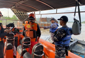TNI dan Tim SAR Gabungan Berhasil Temukan Korban Tenggelam di Perairan Sungai Segah Kaltim 
