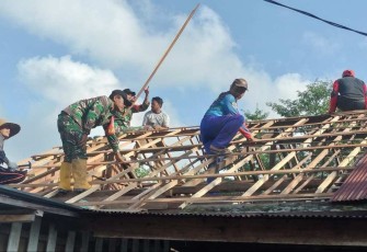 Koramil 06/Barabai Gotong Royong Perbaiki Atap Rumah Warga Akibat Puting Beliung