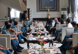 Walikota Surabaya saat berkunjung ke Akademi TNI AL