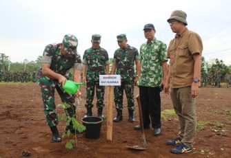 Danrem 041/Gamas Brigjen TNI Rachmad Zulkarnaen beserta para pejabat jajaran Korem 041/Gamas menanam pohon jenis Trambesi jelang HUT ke-78 Korem 041/Gamas yang dilaksanakan di Jl Lubuk Sini Kec. Karang Tinggi Kab. Bengkulu Tengah tepatnya di Asrama Denzipur 14/GB, Kamis (22/2/2024)