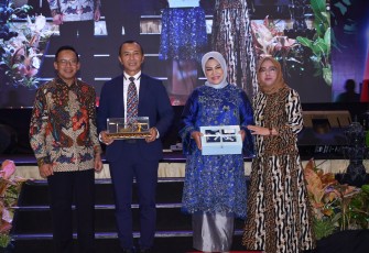 Komandan Lantamal VI (Danlantamal VI) Laksamana Pertama TNI Ivan Gatot Prijanto, S.E., M.Tr.Opsla., Beserta Ibu Ketua Korcab VI Daerah Jalasenastri Armada II (DJA II) Ny. Silvia Ivan Gatot, Menghadiri Malam Pisah Sambut Pangdam XIV Hasanuddin, yang bertempat di Hotel Claro Makassar, Rabu (04/01/2024)