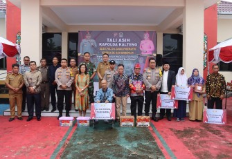 Kapolda Kalimantan Tengah Irjen Pol Drs. Djoko Poerwanto, dan Ketua Bhayangkari Daerah Kalteng Ny. Irna Djoko Poerwanto memberikan tali asih berupa bantuan sembako kepada masyarakat, purnawirawan, warakawuri, dan penyandang disabilitas, di Kabupaten Barito Selatan