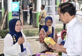 Presiden saat bersilaturahmi dengan nasabah program Mekaar Binaan Permodalan Nasional Madani (PNM) di GOR Basket Bekasi, Kota Bekasi, Provinsi Jawa Barat, pada Jumat, 16 Februari 2024.