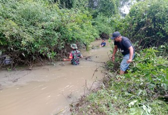 Babinsa Kodim 1002/HST Bersama Warga Mandingin dan Kias Bersihkan Aliran Sungai