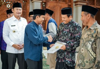 Wakil Menteri Agraria dan Tata Ruang/Wakil Kepala Badan Pertanahan Nasional (Wamen ATR/Waka BPN), Raja Juli Antoni menyerahkan 15 sertipikat tanah wakaf di Kabupaten Lamongan pada Rabu (27/03/2024)