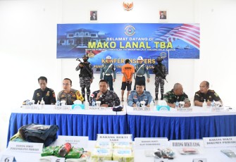 Lanal Tanjung Balai Asahan (TBA) bersama aparat setempat saat gelar konferensi pers barang bukti dan tersangka.