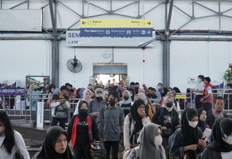 Situasi penumpang kereta api di stasiun Poncol Semarang saat masa angkutan Nataru 2023/2024