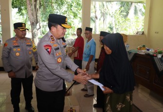 Polda Banten gelar bakti sosial kepada masyarakat bertempat di Kecamatan Kragilan dan di Desa Nambo Udik Kecamatan Cikande, Kabupaten Serang pada, Rabu (31/01)