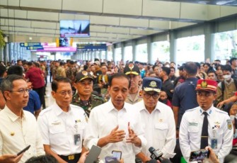Presiden Joko Widodo saat memberikan keterangan pers di stasiun Pasar Senen, Jakarta, Senin (8/4)