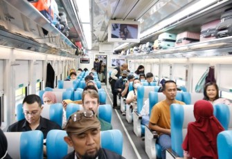 Ilustrasi penumpang KA dari stasiun Pasar Senen, Jakarta 