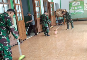 Jumat (9/2/2024), anggota Babinsa mengabadikan cinta mereka terhadap kebersihan tempat ibadah.