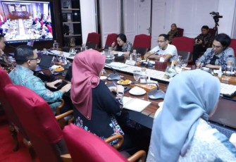 MenPANRB Abdullah Azwar Anas saat melakukan konsolidasi dengan Mendikbudristek Nadiem Anwar Makarim di Kantor Kementerian PANRB, Jakarta, Jumat (23/02).