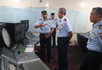 Komandan Kosek IKN Marsma TNI Abdul Haris, M.MPol., M.M.O.A.S., mendampingi Kunjungan Kerja Pangkoopsud I Marsda TNI Mohammad Nurdin dalam rangka meninjau kesiapan operasional Satuan Radar (Satrad) 211 Tanjung Kait, Kabupaten Tangerang, Provinsi Banten, Kamis (25/1/2024)