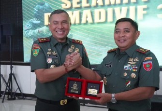 Pangdivif 3 Kostrad Mayjen TNI Choirul Anam, S.E., M.M., dan Pangdam XIV/Hsn Mayjen TNI Bobby Rinal Makmun, di Mako Divif 3 Kostrad, Pakatto, Kab.Gowa, Sul-Sel, Rabu ( 24/1/2024).