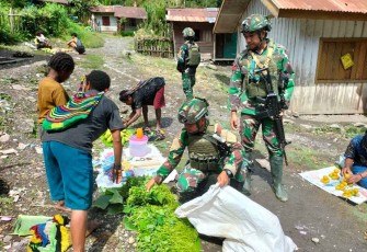 Prajurit Buaya Putih Kostrad saat Borong Jualan Hasil Bumi Mama Papua